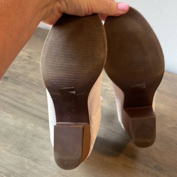 Abata white snakeskin texture ankle booties w/ chunky block heel size 10, EUC - Picture 6 of 8